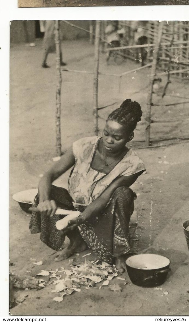 CPSM, Congo Belge , Femme Mukongo à Kinshasa , Elle Pèle Un Manioc ,Ed. .Pap. Royal - Kinshasa - Leopoldville