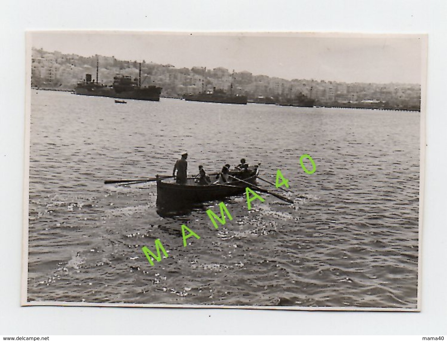 PHOTO DE 1942 -  MARINS D'UN NAVIRE DE GUERRE FNFL - DANS BATEAU A RAMES DIRECTION PORT DE BEYROUTH - AUTRES NAVIRES - Boats