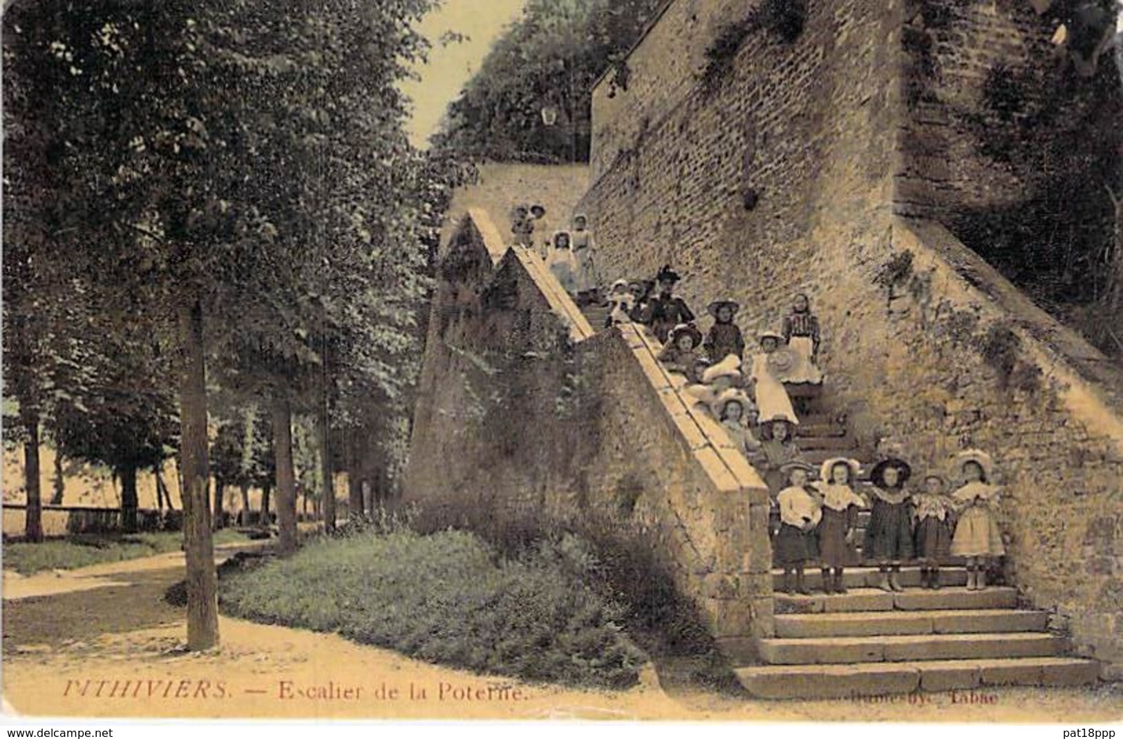 45 - PITHIVIERS : Escalier De La Poterne - Jolie CPA Colorisée Et " Vernie " - Loiret - Pithiviers