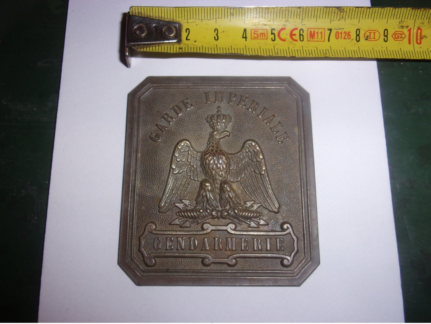 RARE ANCIENNE  PLAQUE GENDARMERIE  GARDE IMPERIALE CUIVRE AIGLE COURONNE 6.5/7 CM 31 GRAMMES SECOND EMPIRE - 1914-18