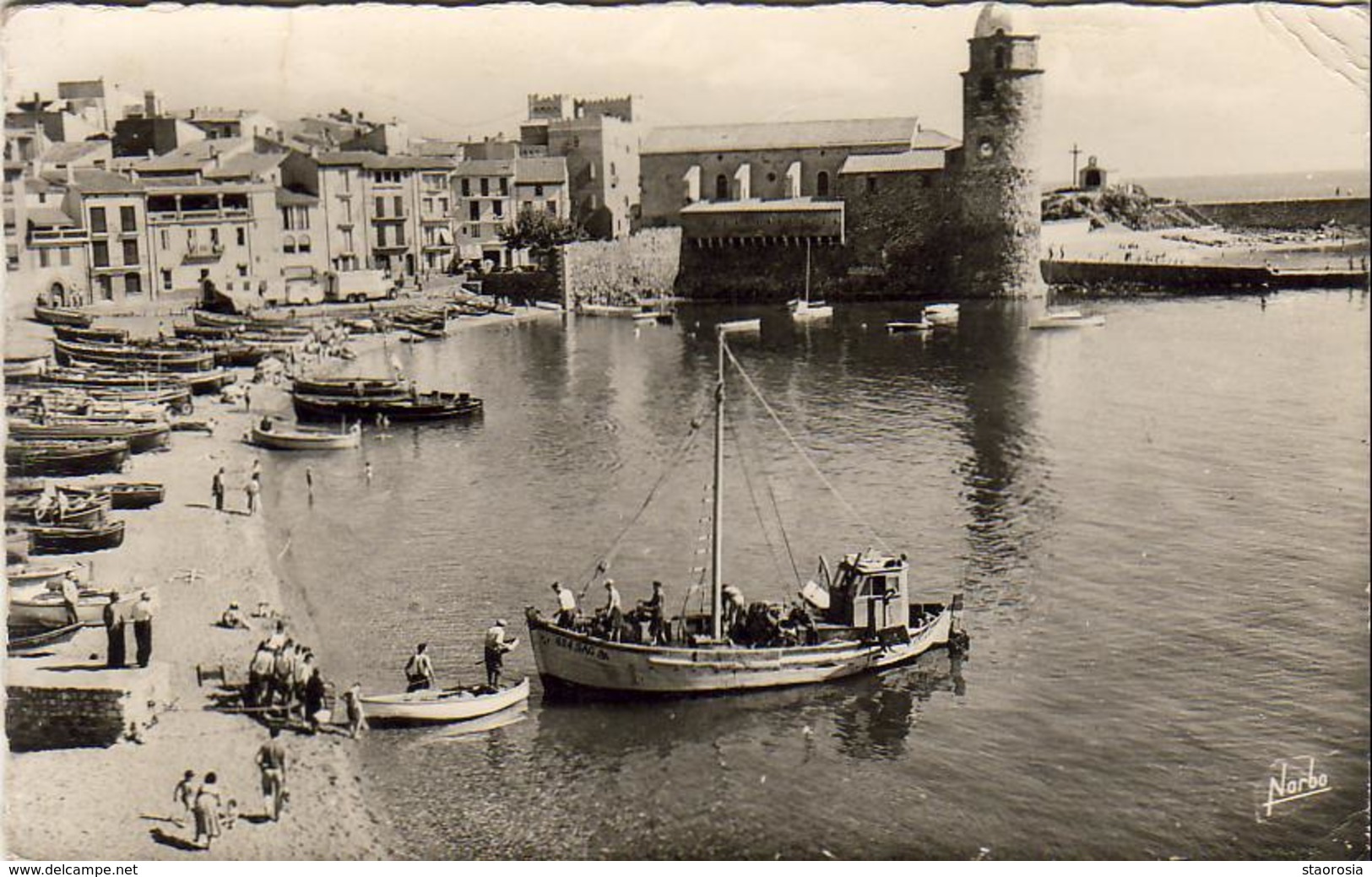 D66  COLLIOURE  Barques Catalanes Et Chalutier Sur La Plage - Collioure