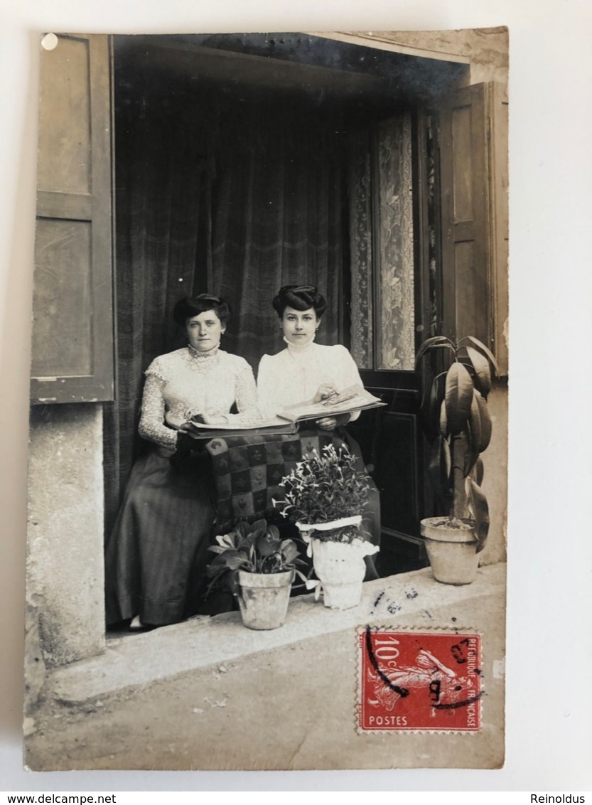 Photo Foto Deux Femmes Avec Fotoalbum - Photographs