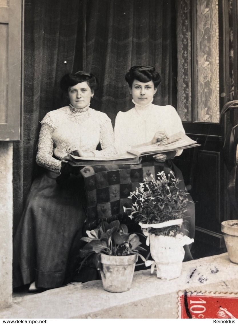 Photo Foto Deux Femmes Avec Fotoalbum - Photographs