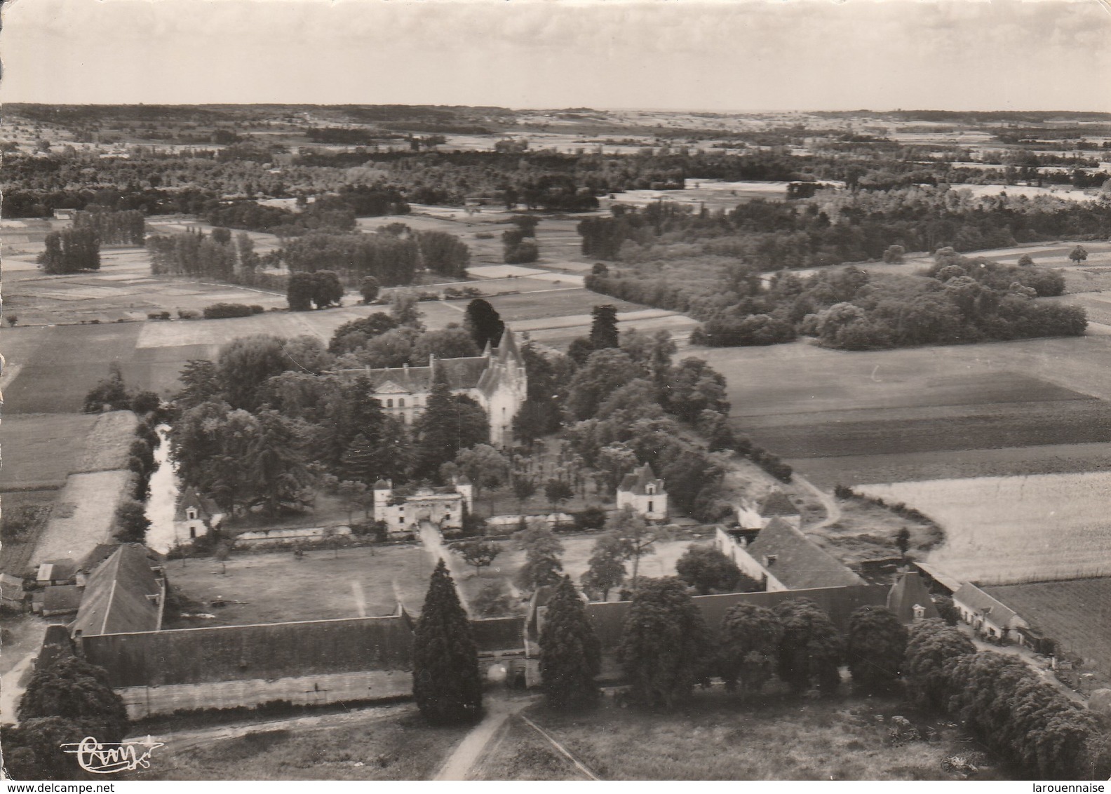 86 - SCORBE CLAIRVAUX -  Vue Aérienne - Le Château XVe S Et Ses Dépendances - Scorbe Clairvaux