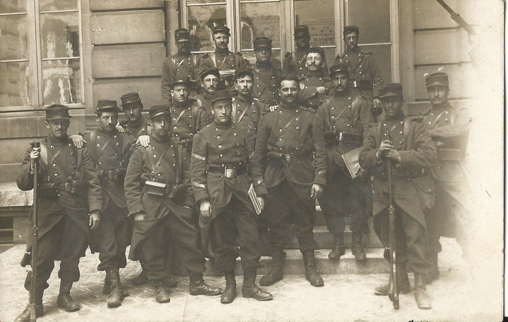 CARTE PHOTO ANCIENNE - MILITAIRES - GROUPE - 1906 - PHOTOGRAPHE BELLEVILLE PARIS - Otros & Sin Clasificación