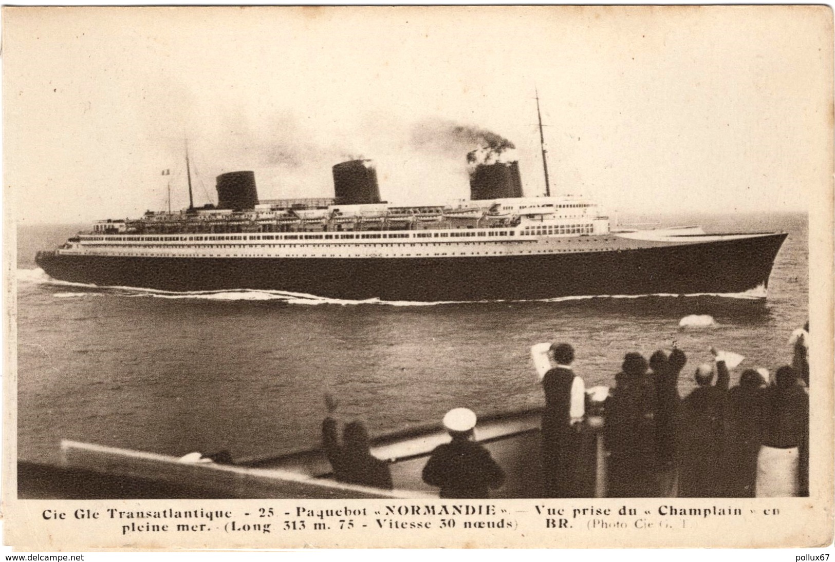 CPA BATEAUX. PAQUEBOT. COMPAGNIE GENERALE TRANSATLANTIQUE.  PAQUEBOT "NORMANDIE". VUE PRISE DU "CHAMPLAIN" EN MER - Steamers