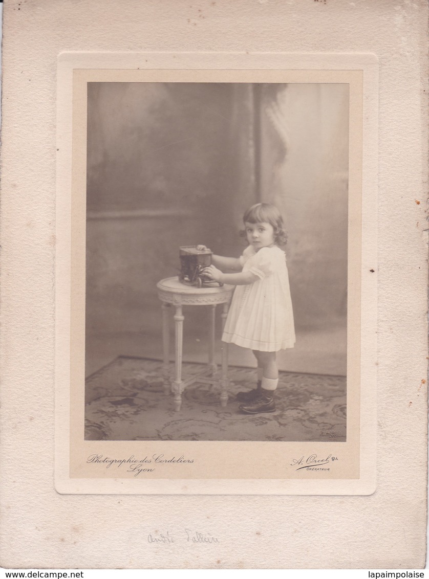 Photographie A Orcel Photographie Des Cordeliers Lyon Enfant Jouant Avec Une Voiture André Palliere 1910 Ref 200751 - Anciennes (Av. 1900)