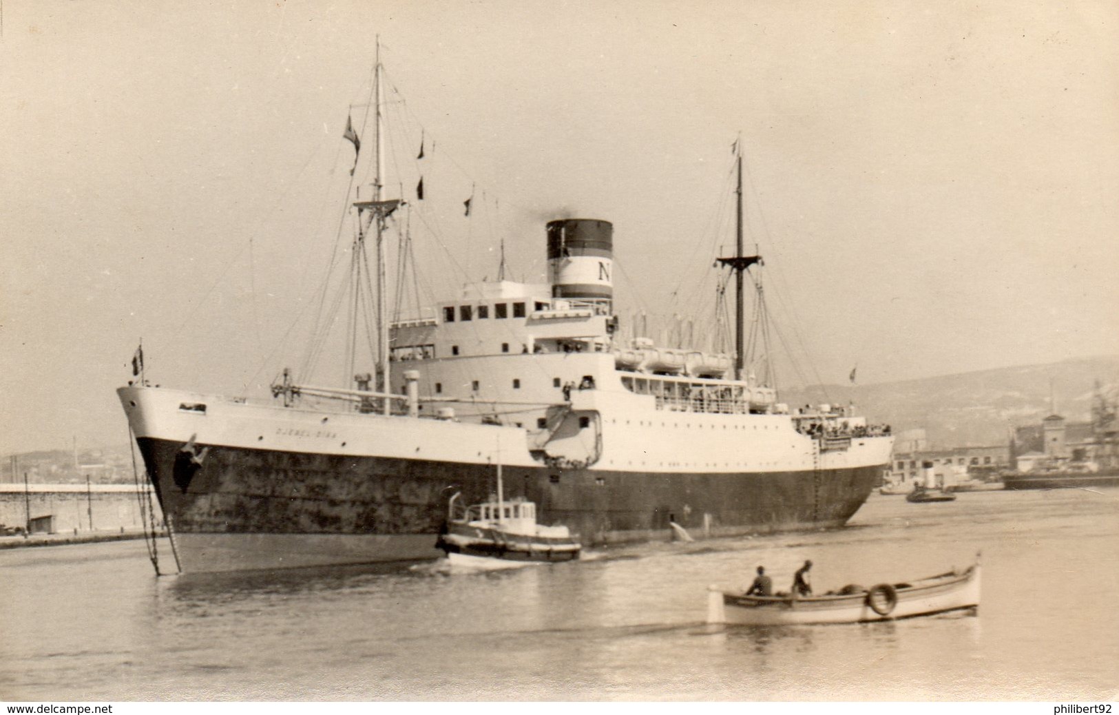 Carte Postale. Paquebot Dans Un Port Avec Barque Et Remorqueur. - Bateaux