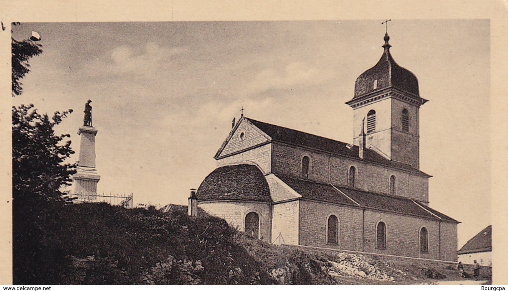 Montrond L'église Et Monument Aux Morts - Other & Unclassified