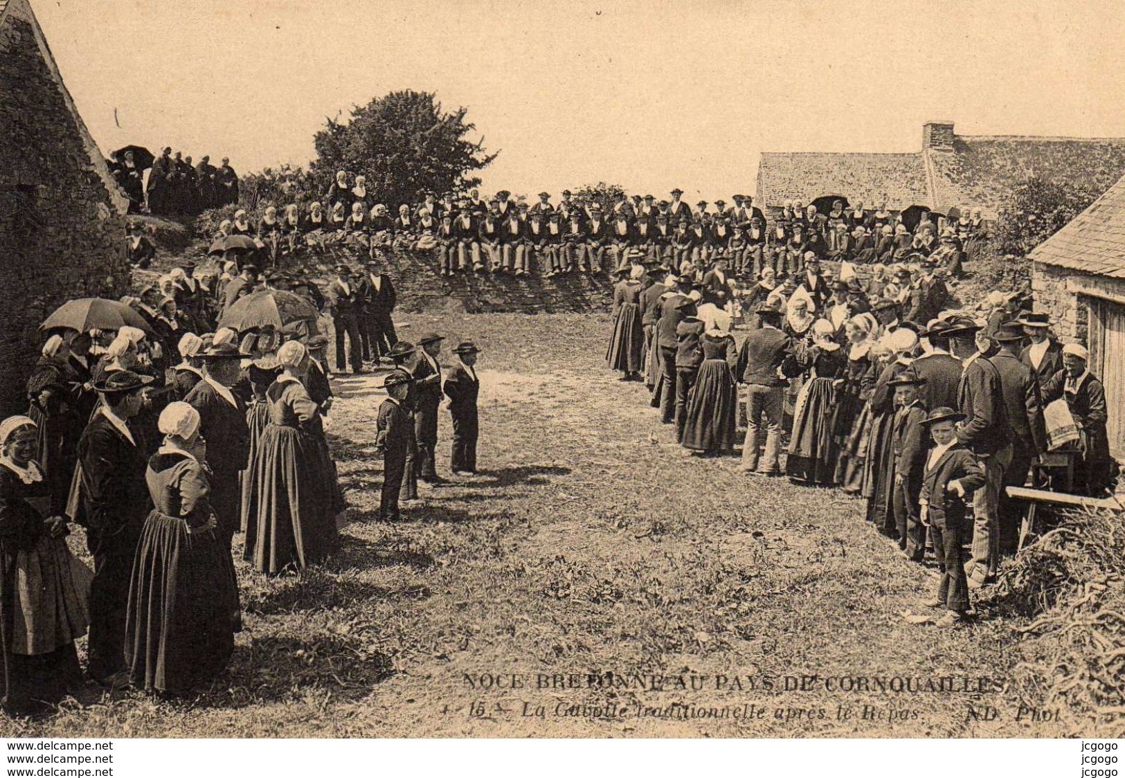 Noce Bretonne Au Pays De CORNOUAILLES -La Gavotte Traditionnelle Après Le Repas  2 Scans  TBE - Bretagne