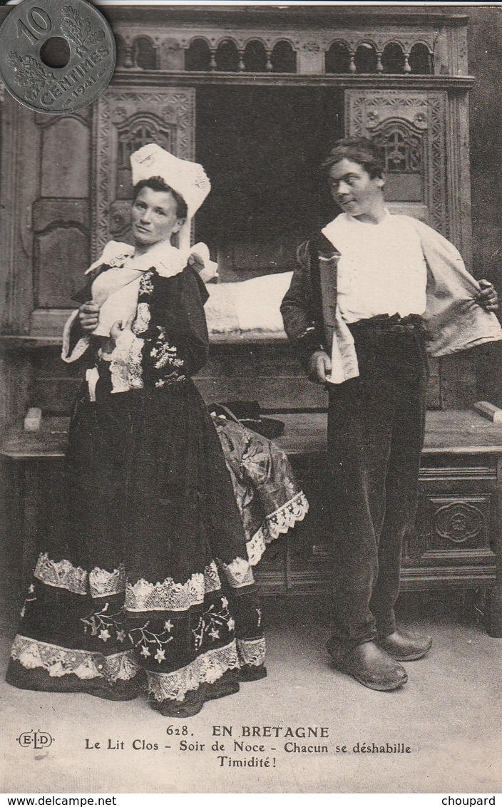 29 - Carte Postale Ancienne De Bretagne  AUTOUR DU  LIT CLOS Soir De Noce  Chacun Se Déshabille Dans Son Coin - Personnages