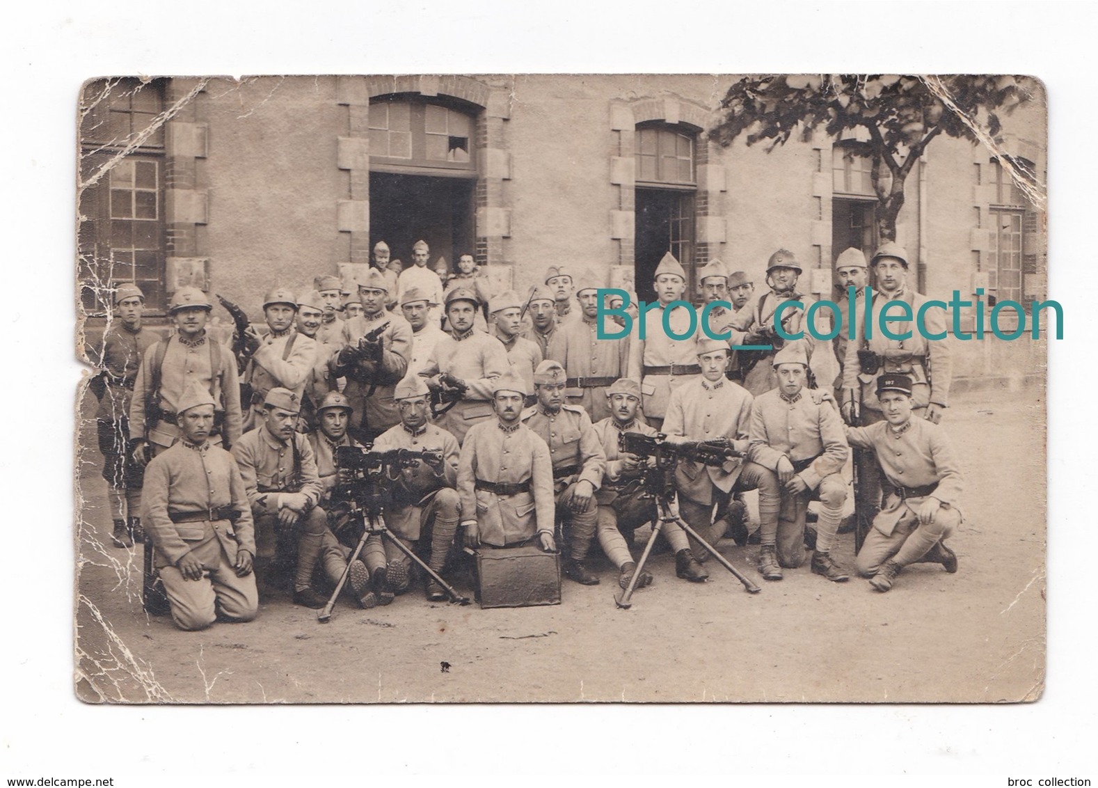 Carte-photo D'un  Groupe De Militaires Et Mitrailleuses, 107 Sur Cols, Photographe Non Mentionné - Personnages