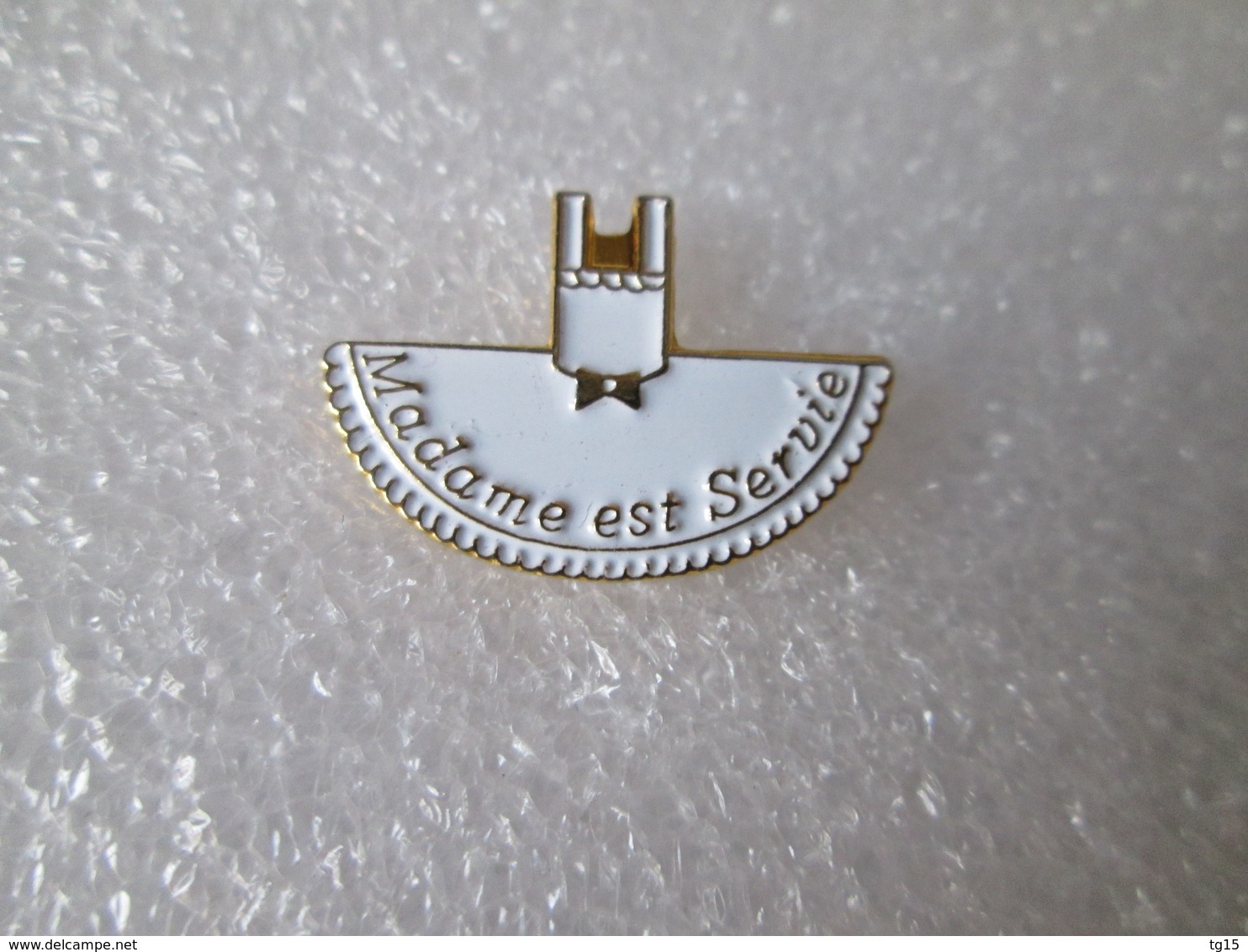 PIN'S   MADAME EST SERVIE   M6 - Cinéma