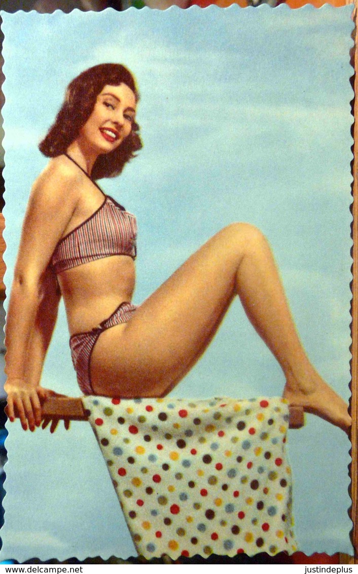 PIN UP VINTAGE EN BIKINI ASSISE SUR UN PLONGEOIR - Pin-Ups