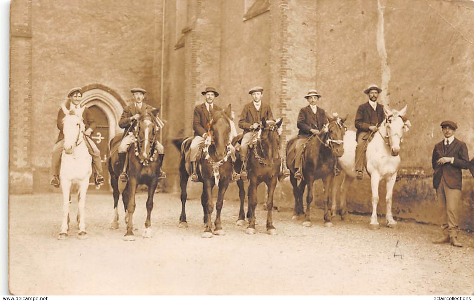 Sport.   Hippisme :      Groupe De Cavaliers Devant Une église  Carte Photo A Localiser   (voir Scan) - Hippisme