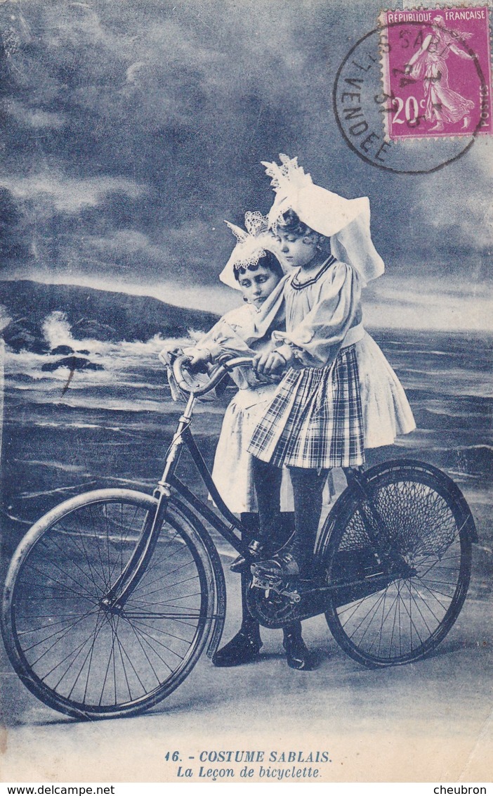 85. LES SABLES D'OLONNE. CPA. PETITES SABLAISES. LA LECON DE BICYCLETTE. ANNEE 1937 +  TEXTE - Sables D'Olonne