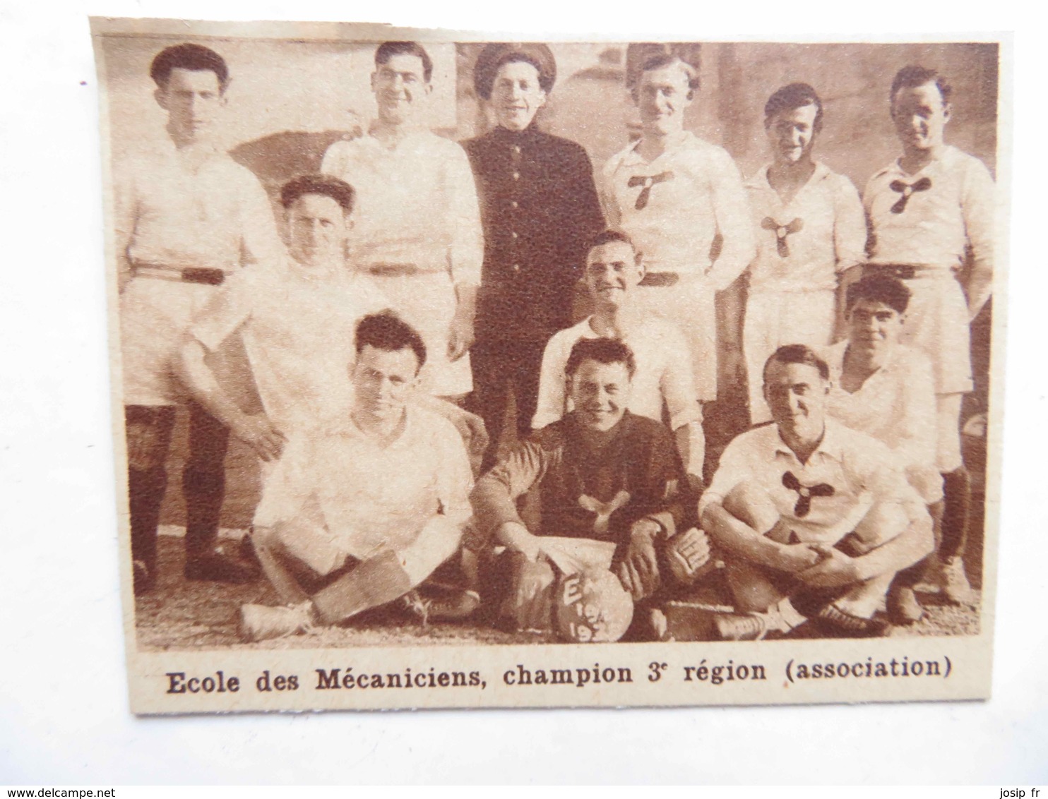 ÉCOLE DES MÉCANICIENS CHAMPION 3ème RÉGION- ÉQUIPE DE FOOTBALL— PHOTO DE JOURNAL: 08/1932 - Boats