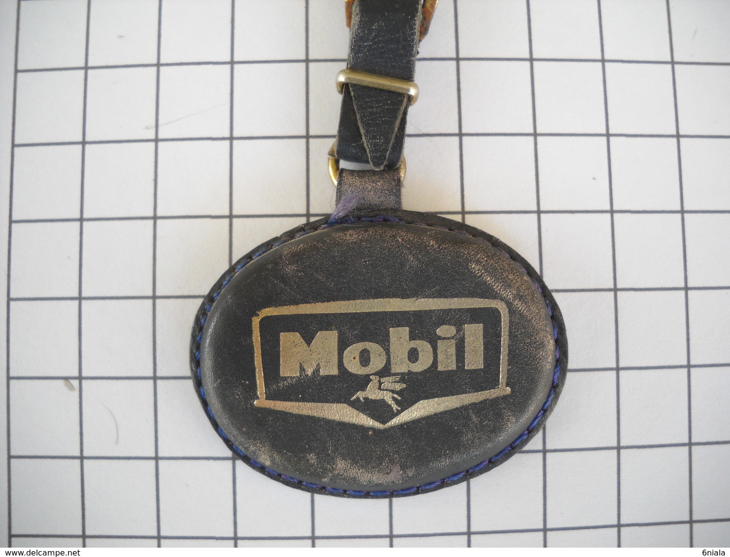 1129   Porte Clefs  MOBIL  Huile Station    Automobile - Llaveros