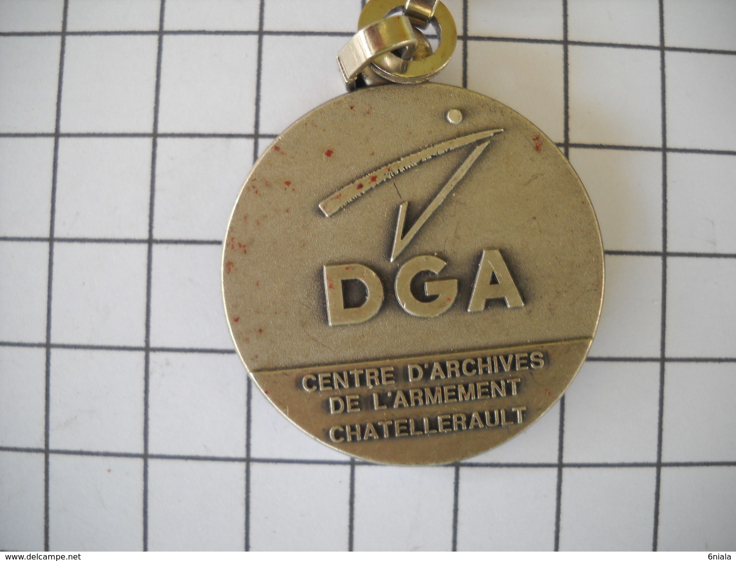 1133   Porte Clefs  DGA  Centre D'archive De L'armement De CHATELLERAULT 86 - Schlüsselanhänger