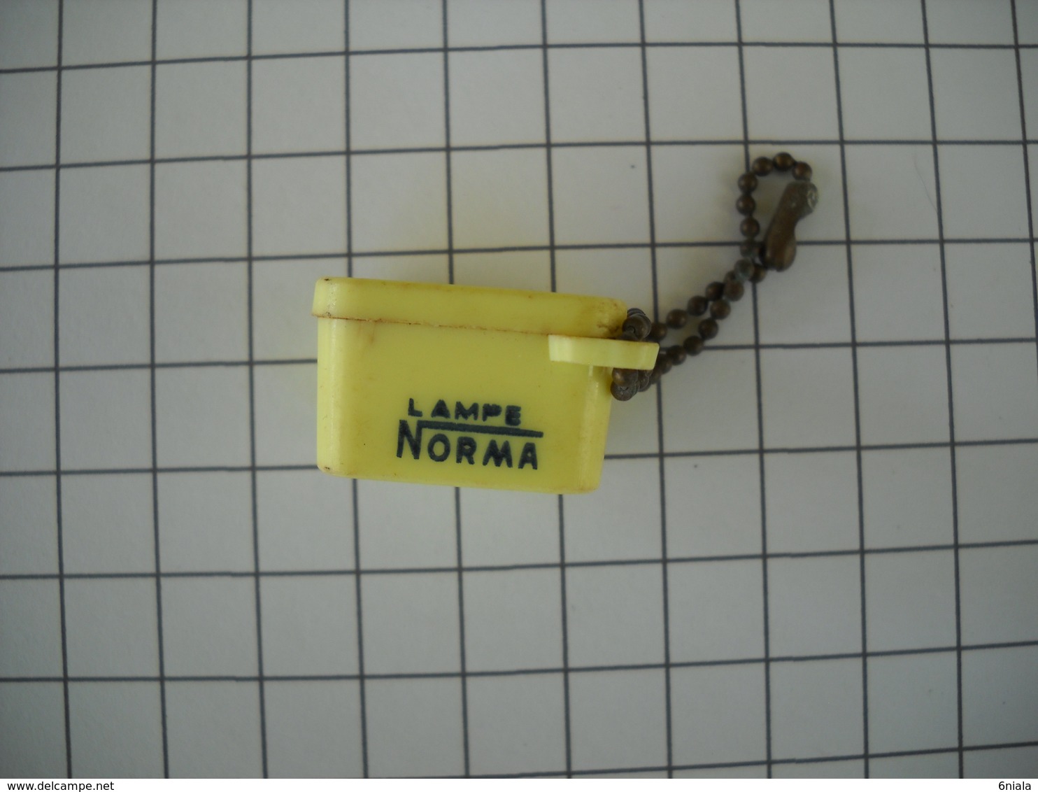 1135   Porte Clefs  Boite Ampoule Secours NORMA  LAMPE Automobile - Portachiavi