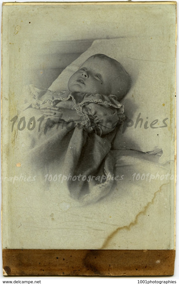 Portrait Post-Mortem D'un Enfant. Cabinet Portrait. Tirage Original Au Citrate. C 1895    FG1473 - Persone Identificate