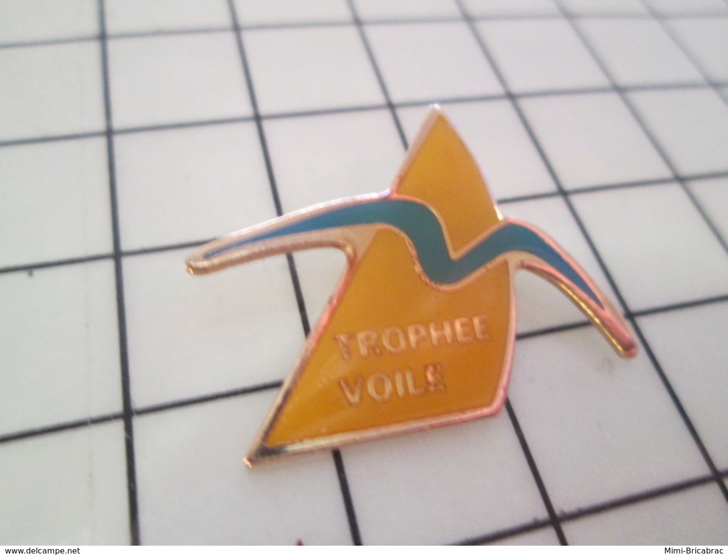 411a Pin's Pins / Beau Et Rare / THEME : SPORTS / TROPHEE VOILE OISEAU BLEU MOUETTE VOGEL - Vela