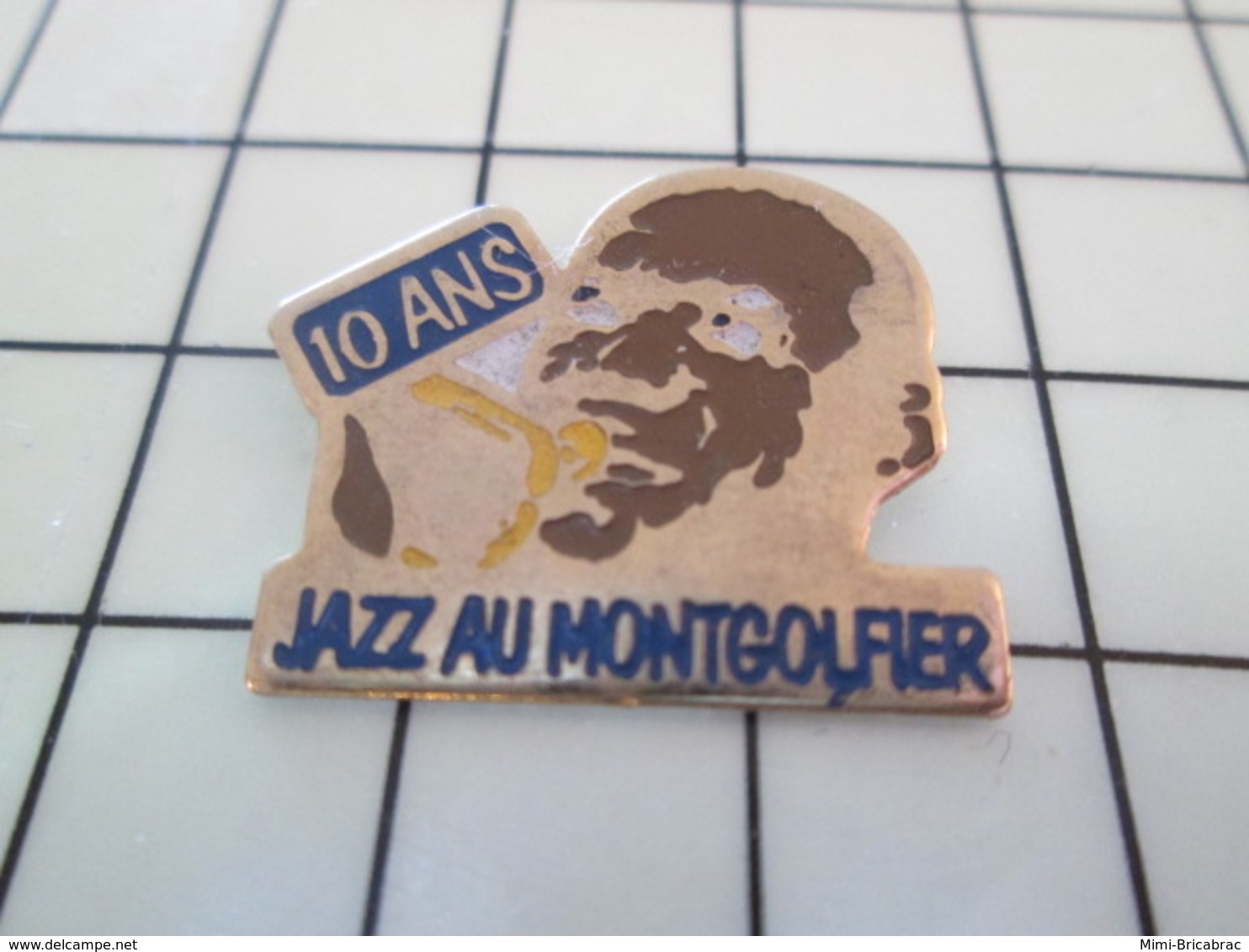 416b Pin's Pins / Beau Et Rare / THEME : MUSIQUE / JAZZ AU MONTGOLFIER TROMPETTE LOUIS ARMSTRONG Par SOFITEL - Cinéma