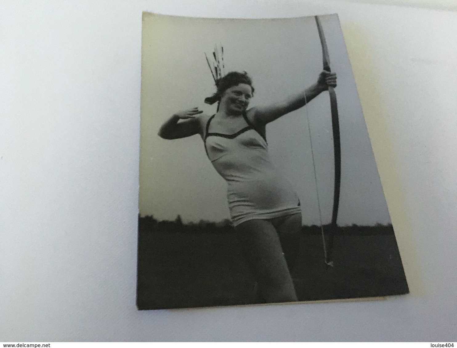 P4 -  Jeunesse Et Grace ; Miss Betty Bradley Agée De 17 Ans ,archére, Exécute Un Tir à L'Arc Au Palladium De Londres - Boogschieten