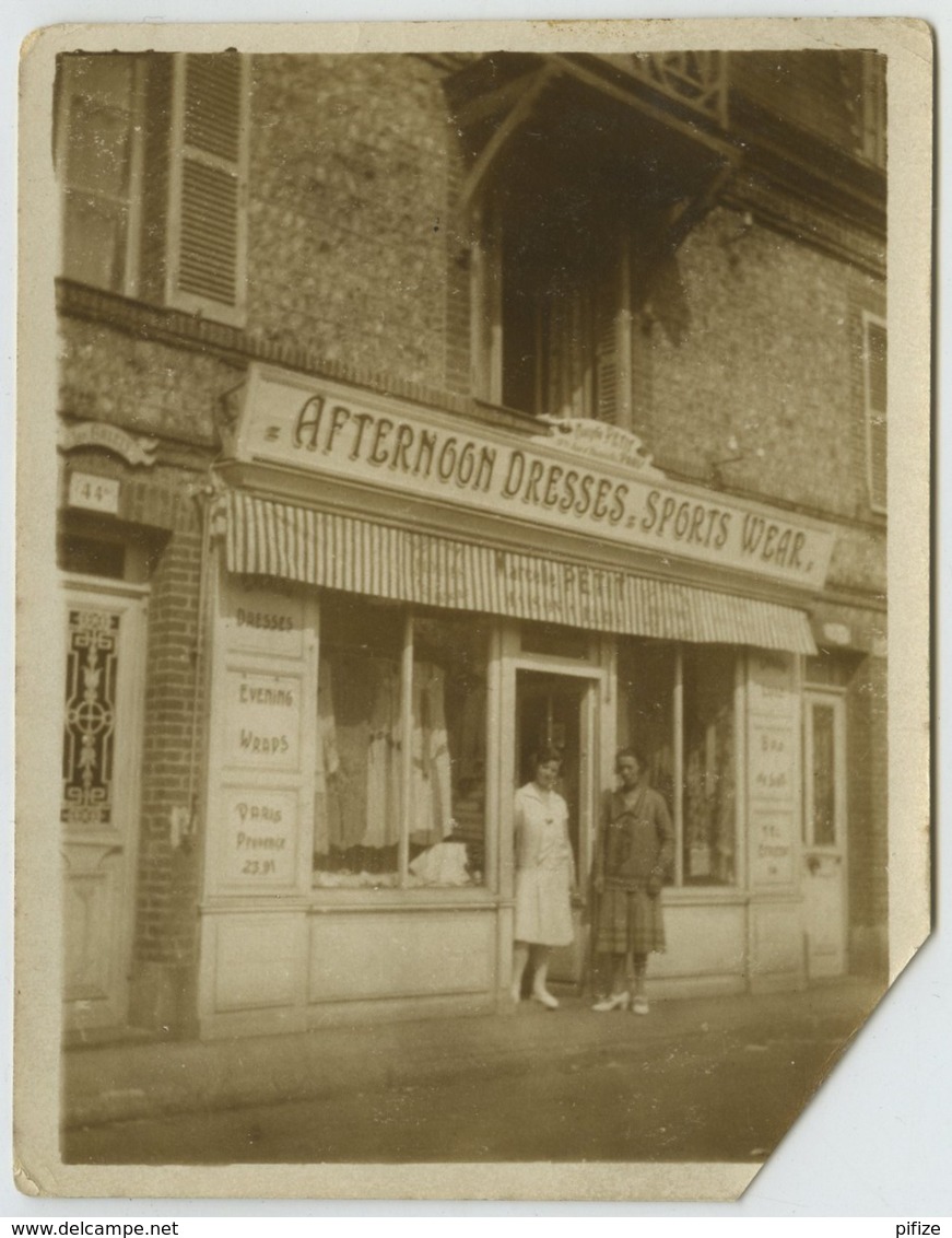 (Etretat) Magasin D'habillement De Marcelle Petit . Afternoon Dresses . Sports Wear . - Lieux