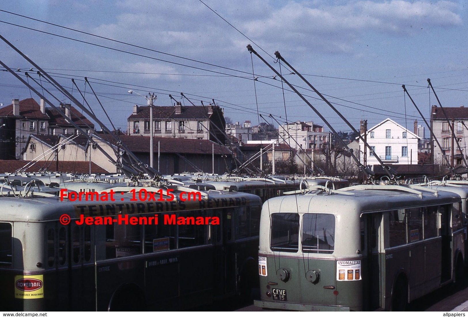 Reproduction Photographie D'une Vue D'un Parc De Trolley Bus En Dépôt à Saint-Etienne En 1966 - Sonstige & Ohne Zuordnung