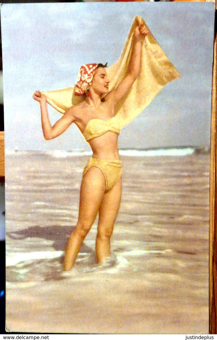 PIN UP VINTAGE SKINNY GIRL EN BIKINI LES PIEDS DANS L'EAU - Pin-Ups