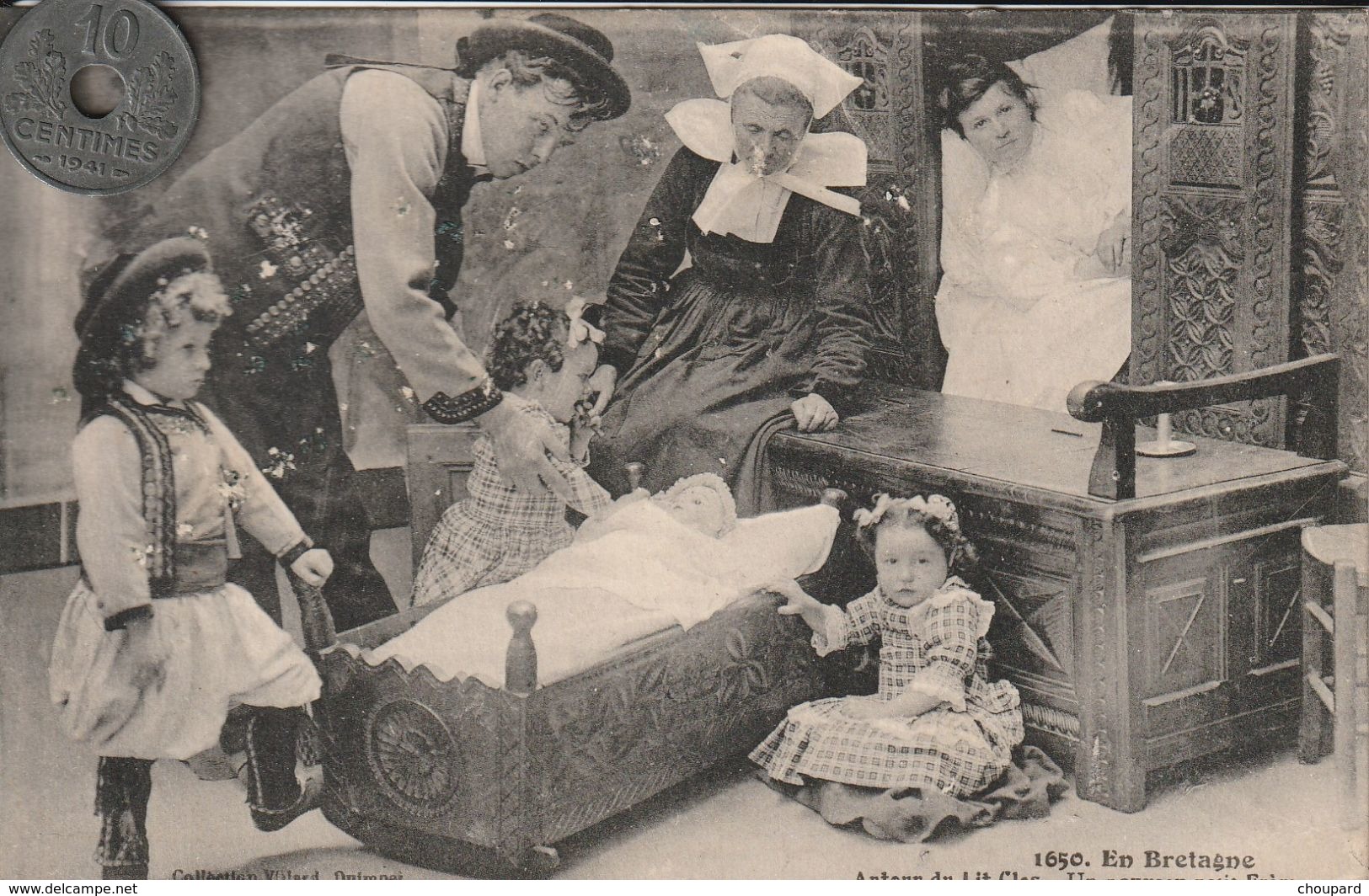 29 - Carte Postale Ancienne En Bretagne   Autour Du  Lit Clos  Un Nouveau Petit Frère - Personnages