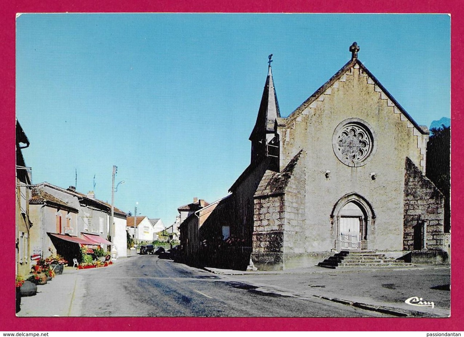 Carte Postale Moderne Mézières Sur Issoire - L'Église Et La Rue Principale - Meziere Sur Issoire