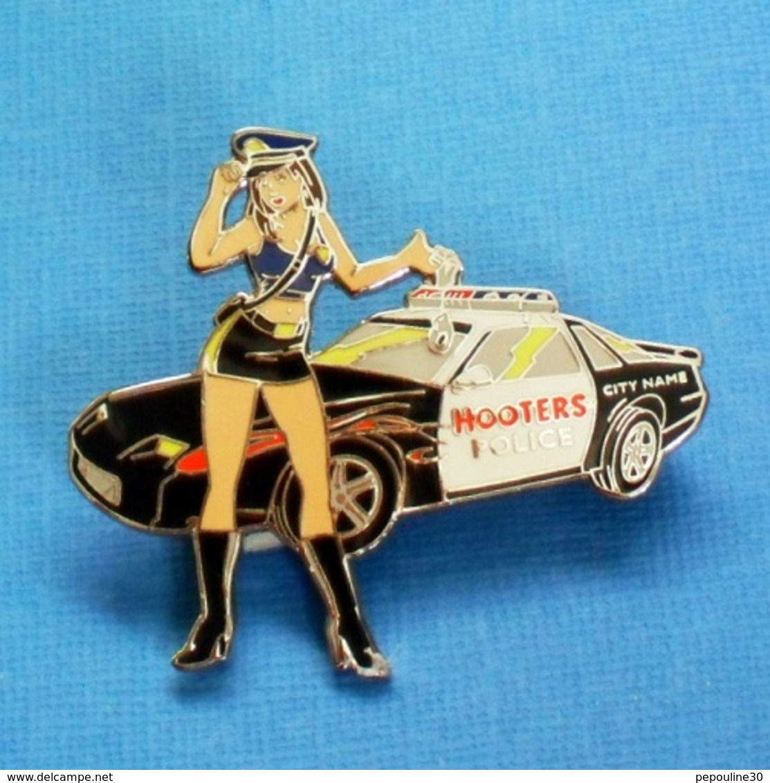 1 PIN'S //  ** PIN-UP / HOOTERS® POLICE ** . (Hooters®HI Limited Partnership™ Pin USA)