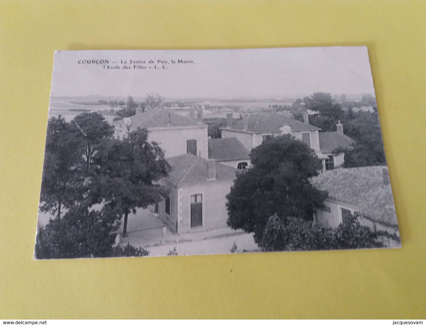 CPA - COURCON  LA JUSTICE DE PAIX, LA MAIRIE, L'ECOLE DES FILLES  Carte Peu Courante - Autres & Non Classés