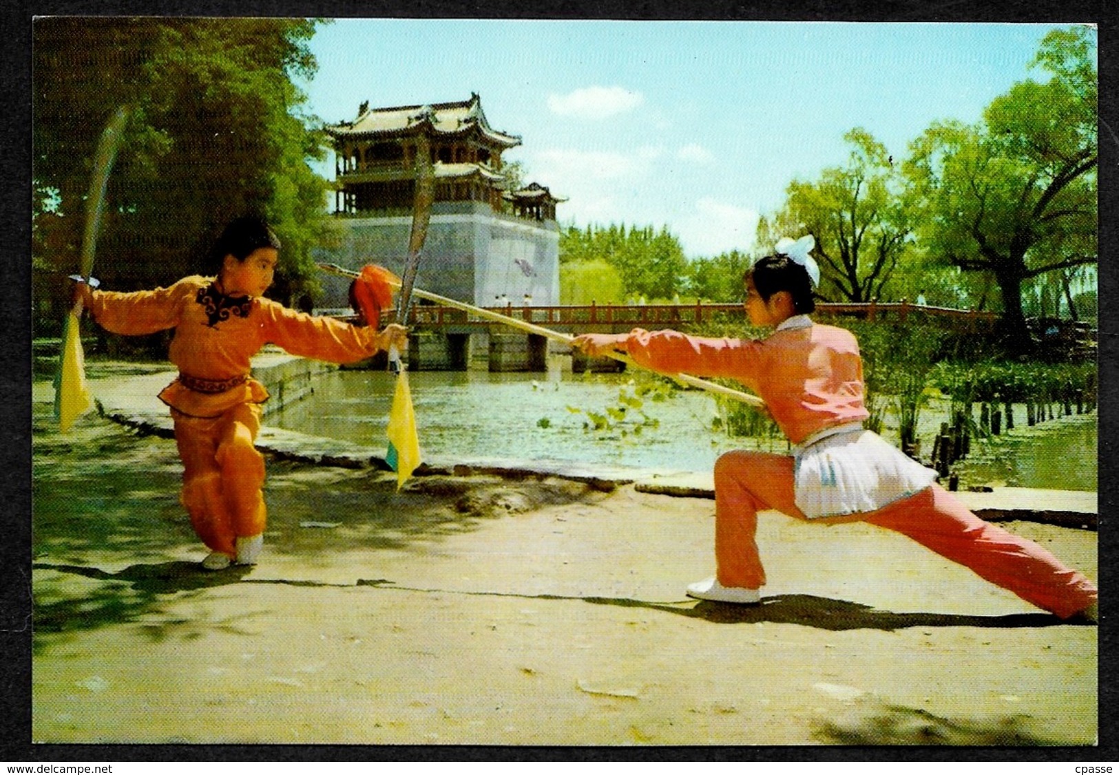 CPM Chine CHINA Arts Martiaux - Two Broadswords Against Spear  - Deux Sabres Contre Lance ** Sport - Martial