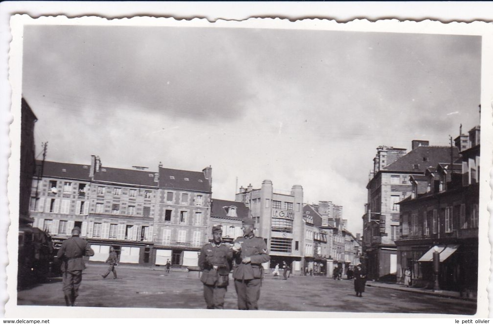 PHOTO ORIGINALE 39 / 45 WW2 WEHRMACHT FRANCE BRETAGNE BREST ? SOLDATS ALLEMANDS EN VILLE - War, Military