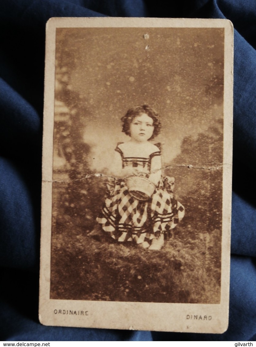 Photo CDV Ordinaire à Dinard - Fillette Avec Petit Panier D'osier, Pliure, Circa 1880 L505 - Antiche (ante 1900)