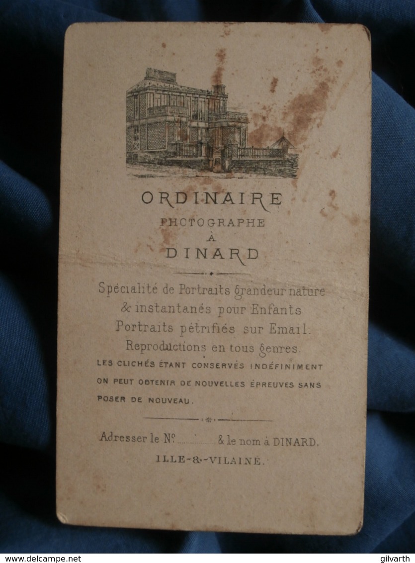 Photo CDV Ordinaire à Dinard - Fillette Avec Petit Panier D'osier, Pliure, Circa 1880 L505 - Antiche (ante 1900)