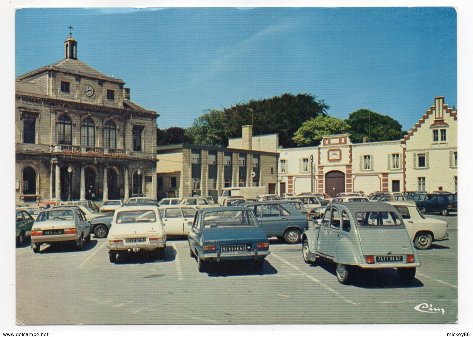 MARQUISE --La Mairie--La Poste -- Belles Voitures  Dont Citroen 2CV ,Simca 1100 Et Renault 12--beau Plan- - Marquise