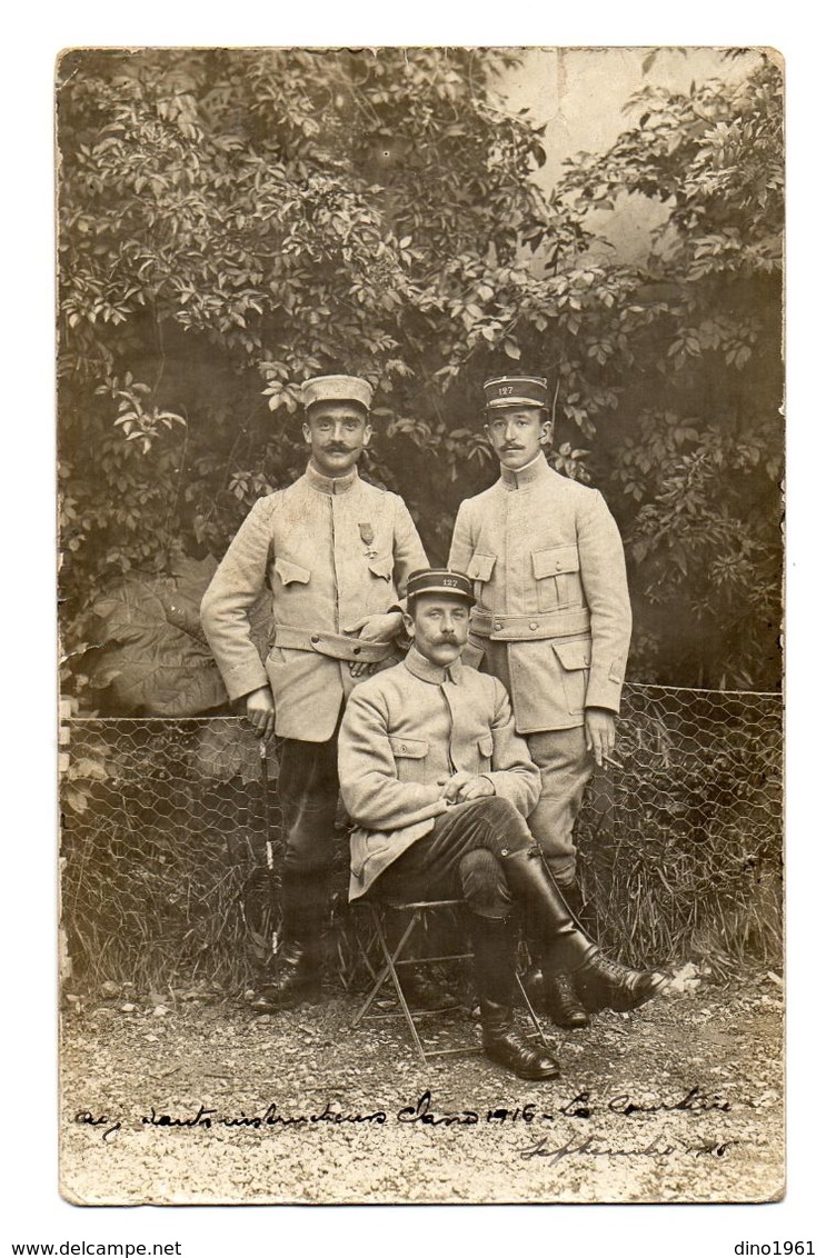 CPA 2950 - MILITARIA - Carte Photo Militaire - Un Groupe De Soldats N°127 Sur Les Képis Au Camp De LA COURTINE - Personnages