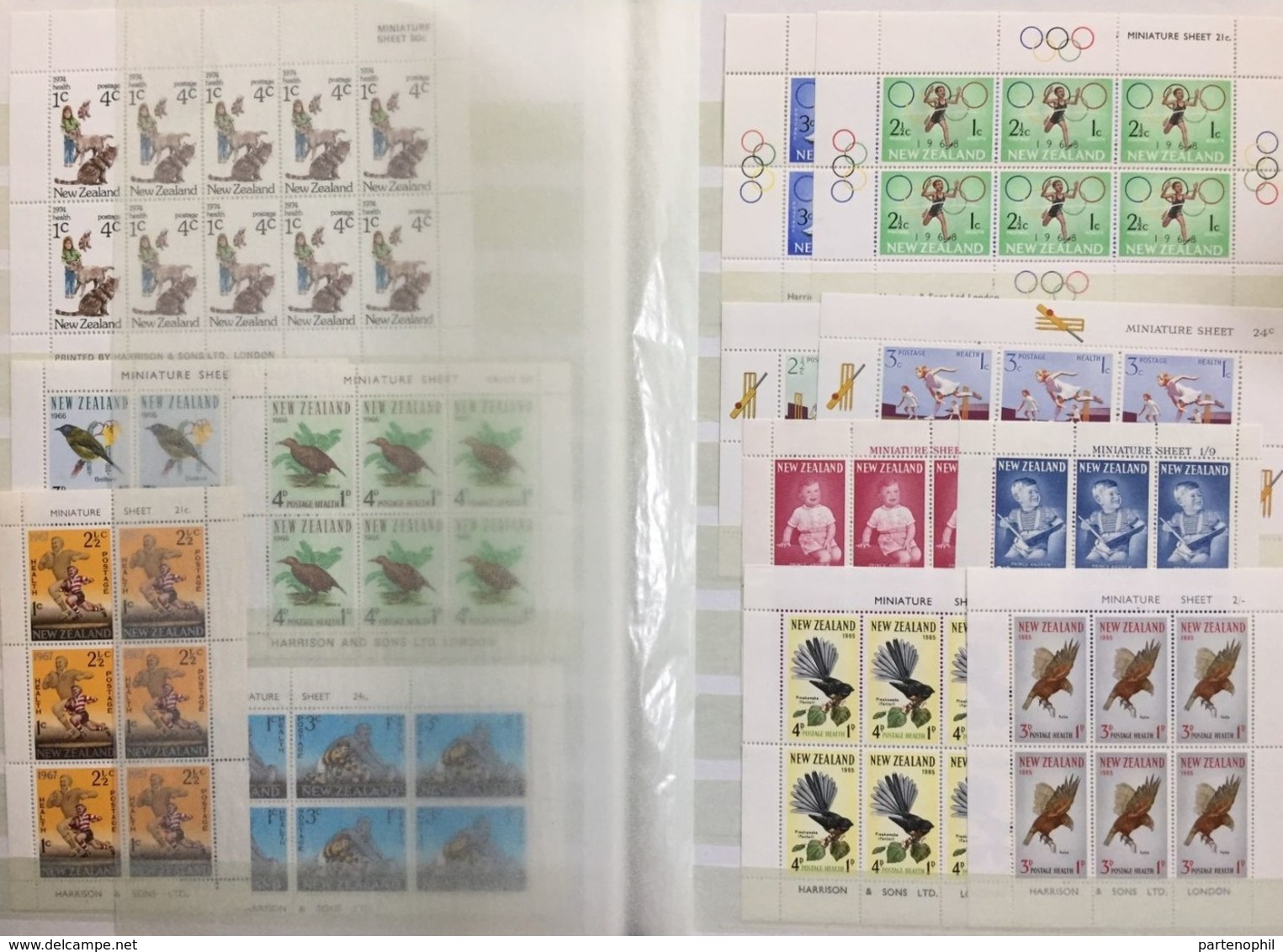 846 ** New Zeland: 1970/1989 - Collezione del periodo in un raccoglitore, presenti foglietti e minifogli. Cat € 1314