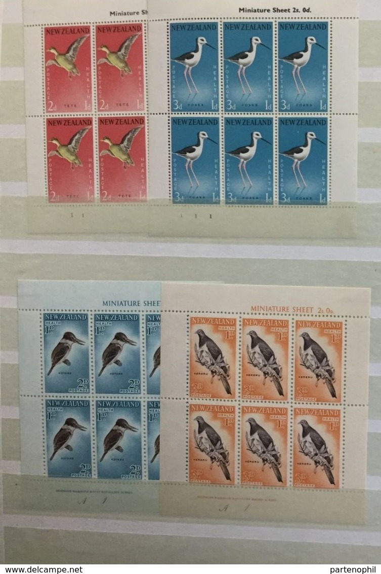 846 ** New Zeland: 1970/1989 - Collezione del periodo in un raccoglitore, presenti foglietti e minifogli. Cat € 1314