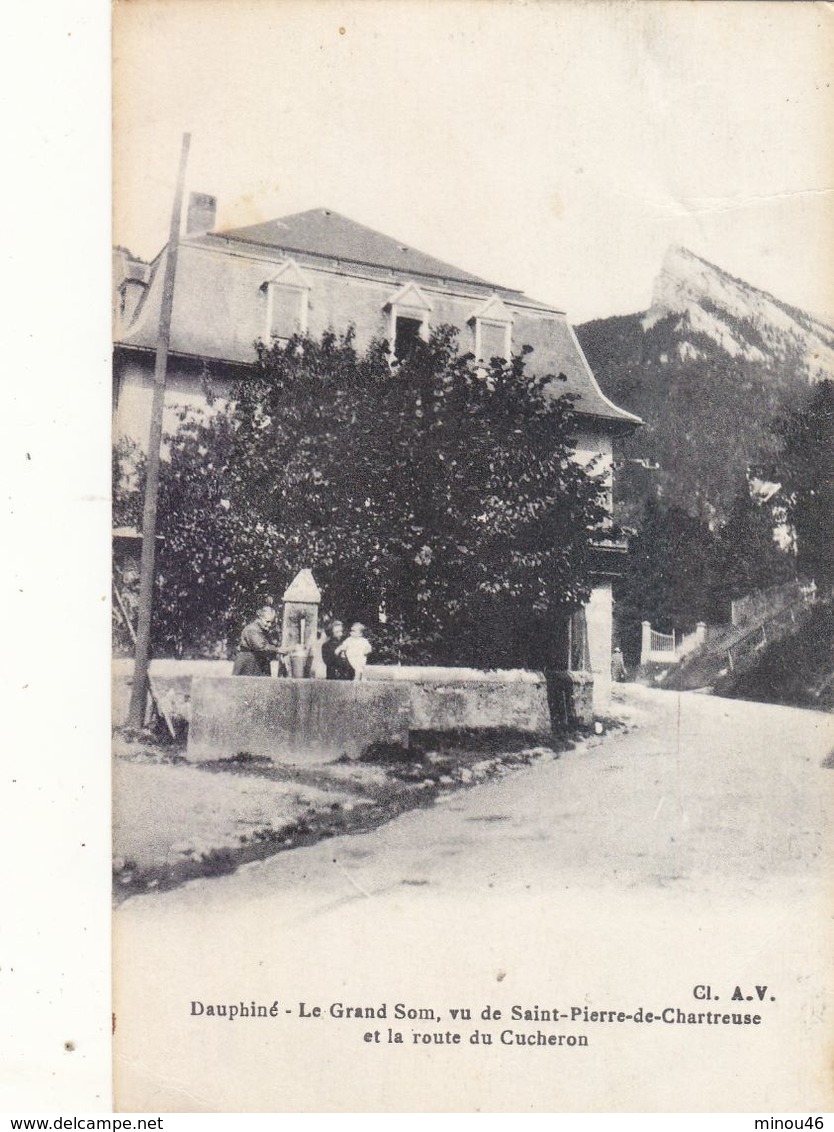 ST PIERRE DE CHARTREUSE :T.RARE CPA DE 1945. LE GRAND SOM LA ROUTE DE CUCHERON ET LA FONTAINE.ANIMEE. T. CORRECT. - Autres & Non Classés