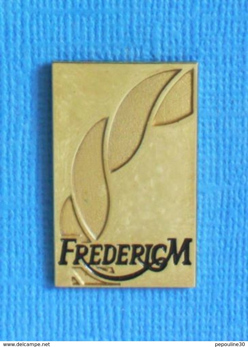 1 PIN'S //  ** FREDERIC M / PRODUITS DE LUXE ET DE BEAUTÉ ** - Parfums