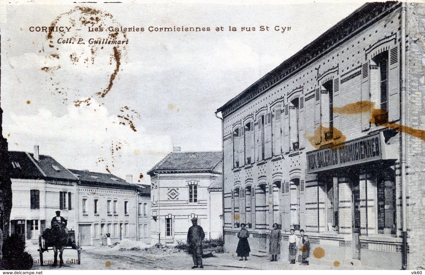 55  CORMICY LES GALERIES CORMICIENNES  ET LA RUE ST CYR  (CPA TACHEE) - Commercy