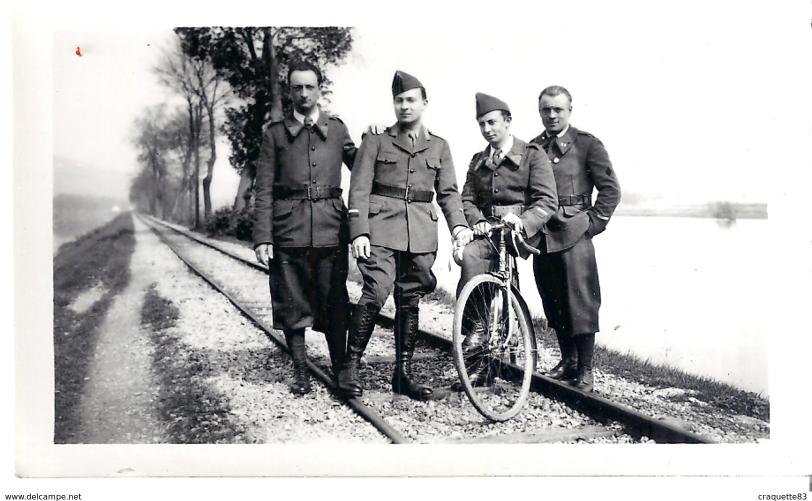 MILITAIRES AU BORD DE LA RIVIERE A PONT A MOUSSON  3 MAI 1940 - Guerra, Militari