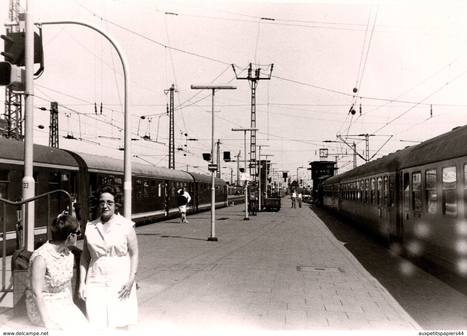 Photo Originale Ambiance Quai De Gare & Train électrique En 1968 - Trains