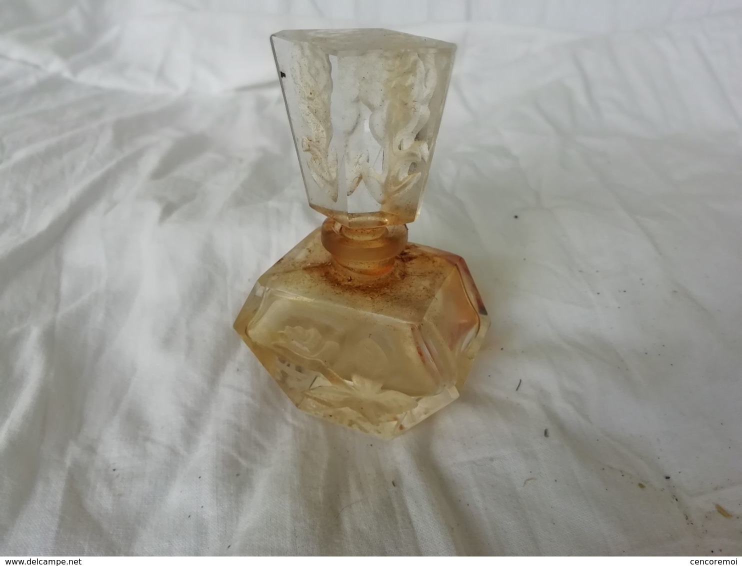 Flacon De Parfum Ancien En Cristal Taillé Comme Les Flacons Flacon Tchécoslovaque - Riproduzioni