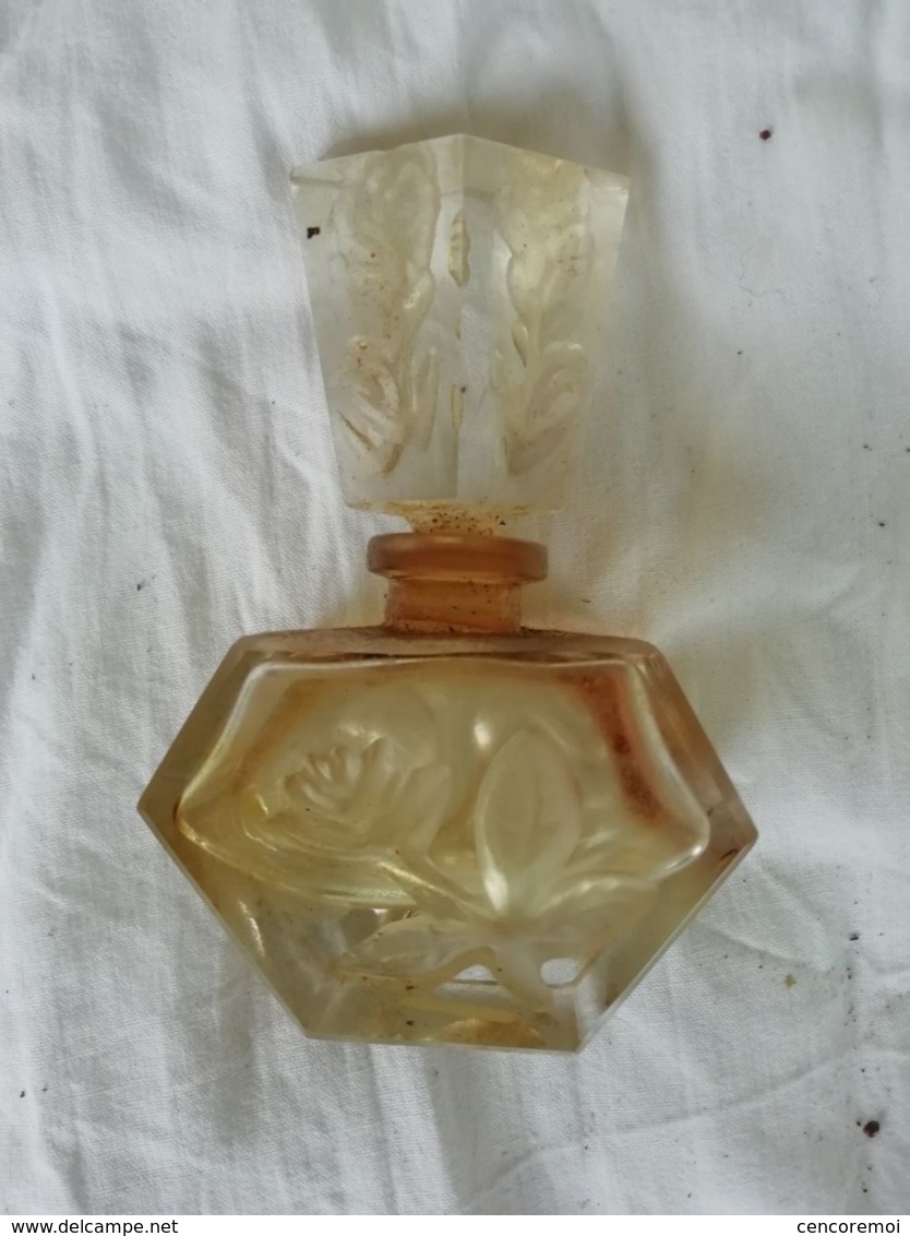 Flacon De Parfum Ancien En Cristal Taillé Comme Les Flacons Flacon Tchécoslovaque - Riproduzioni